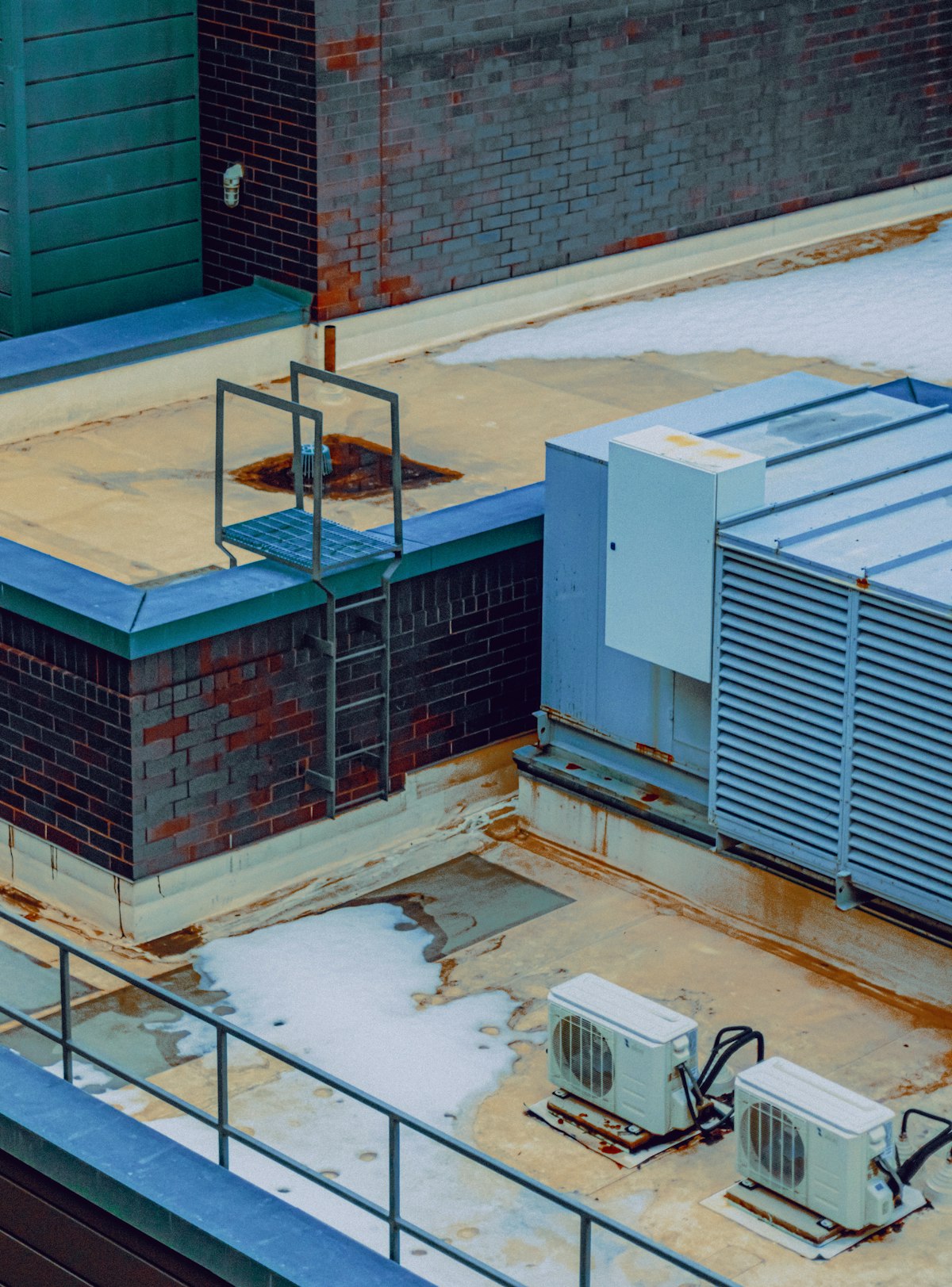 HVAC-installaties op het dak van een commercieel gebouw